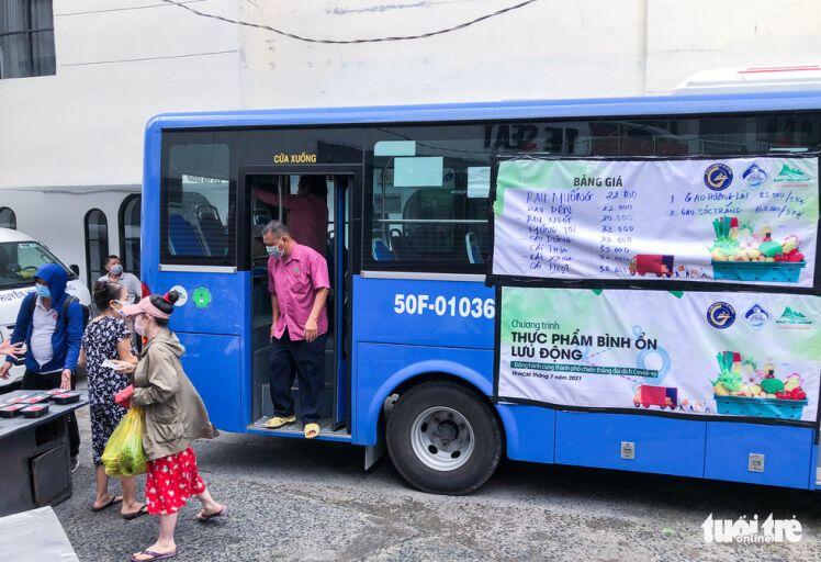 Cửa hàng rau trên... xe buýt cho người dân Sài Gòn