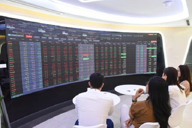 Thị trường chứng khoán liên tiếp chạm đáy: "Túi tiền” những người giàu nhất sàn chứng khoán ra sao?