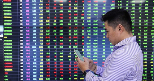 Chứng khoán như "cục than hồng" từ tay người này sang tay người khác
