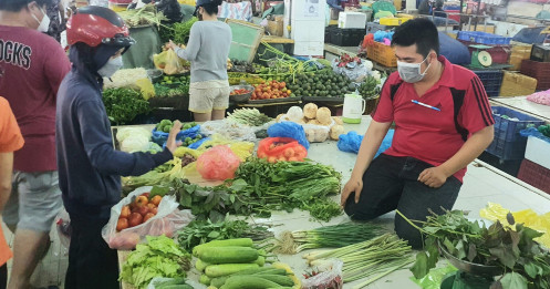 TP.HCM: Giá rau xanh hạ nhiệt, mua bao nhiêu cũng có