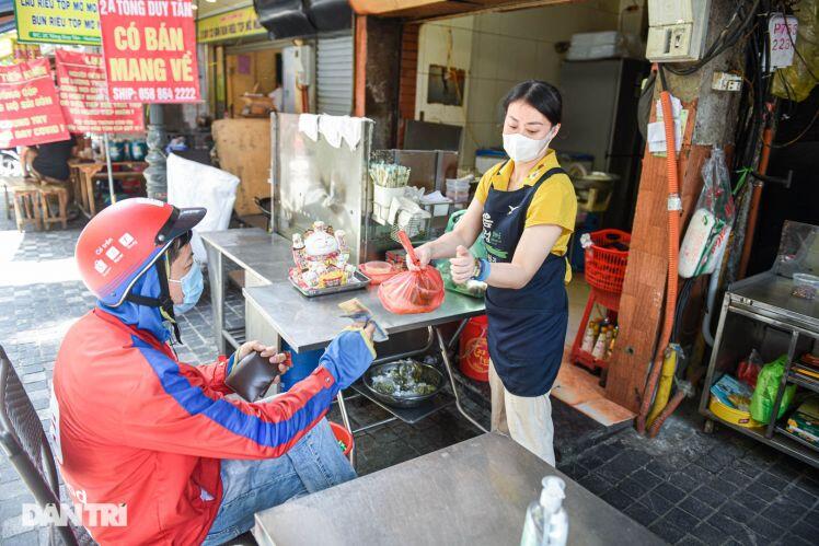 Cảnh 'cửa đóng then cài', đìu hiu ở phố ẩm thực 'không ngủ' Hà Nội