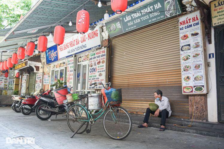 Cảnh 'cửa đóng then cài', đìu hiu ở phố ẩm thực 'không ngủ' Hà Nội