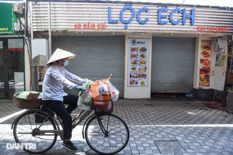 Cảnh 'cửa đóng then cài', đìu hiu ở phố ẩm thực 'không ngủ' Hà Nội