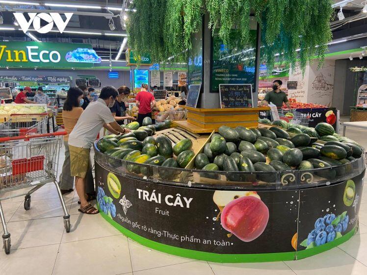 Nghe đồn Hà Nội sắp giãn cách, lao vào siêu thị vơ vét đồ