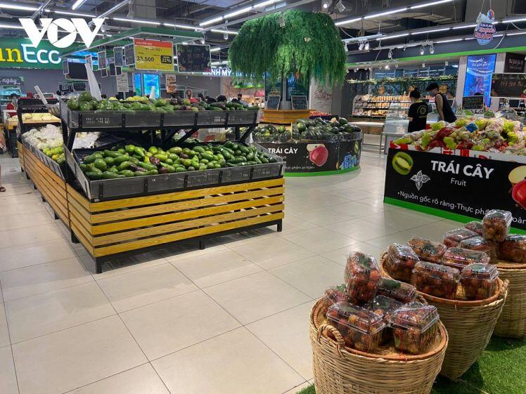Nghe đồn Hà Nội sắp giãn cách, lao vào siêu thị vơ vét đồ