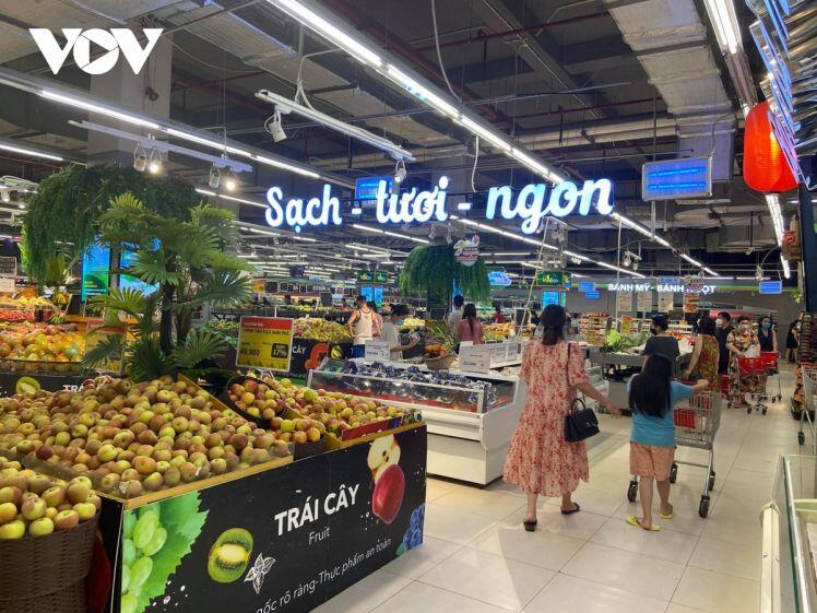 Nghe đồn Hà Nội sắp giãn cách, lao vào siêu thị vơ vét đồ