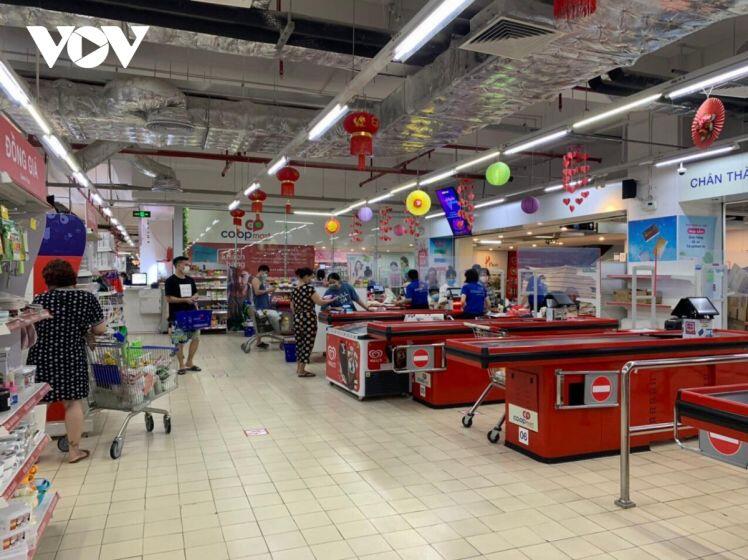 Nghe đồn Hà Nội sắp giãn cách, lao vào siêu thị vơ vét đồ