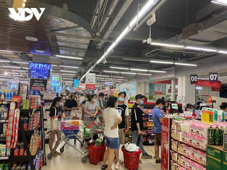 Nghe đồn Hà Nội sắp giãn cách, lao vào siêu thị vơ vét đồ