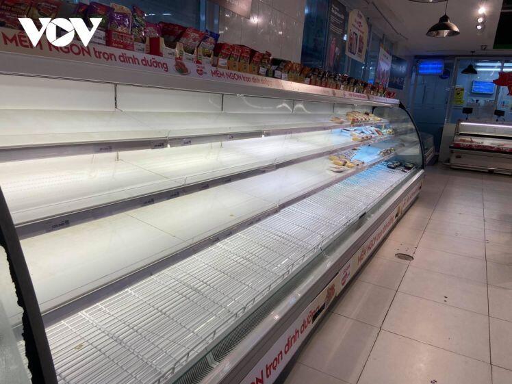 Nghe đồn Hà Nội sắp giãn cách, lao vào siêu thị vơ vét đồ