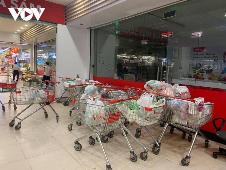 Nghe đồn Hà Nội sắp giãn cách, lao vào siêu thị vơ vét đồ