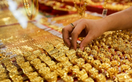 Giá vàng hôm nay 24/7: Chịu áp lực của đồng USD, vàng giảm giá