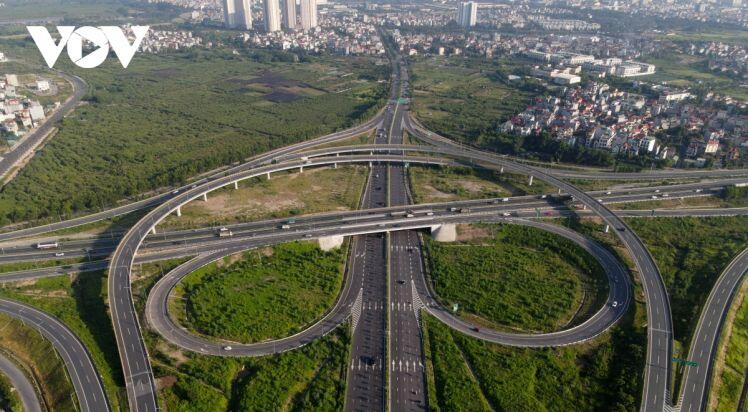 Ngày đầu Hà Nội áp dụng chỉ thị 16: Nơi vắng lặng như Tết, chỗ thì vẫn đông như thường