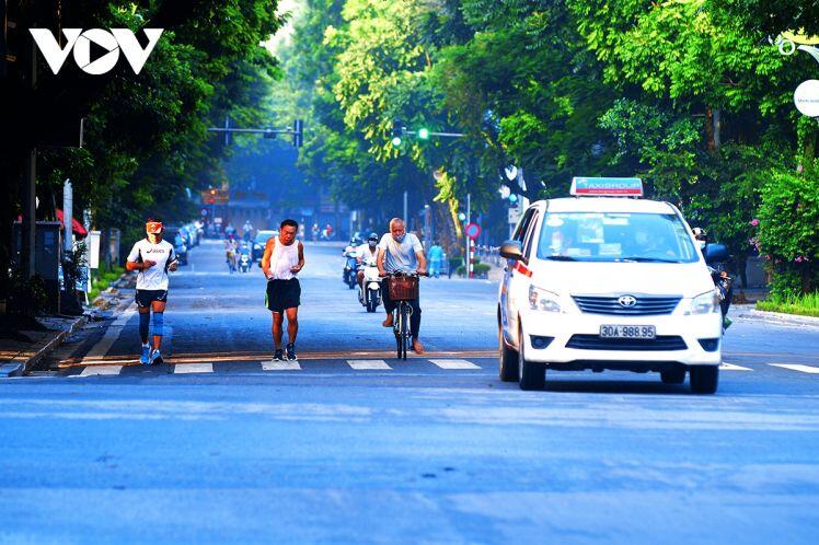 Ngày đầu Hà Nội áp dụng chỉ thị 16: Nơi vắng lặng như Tết, chỗ thì vẫn đông như thường