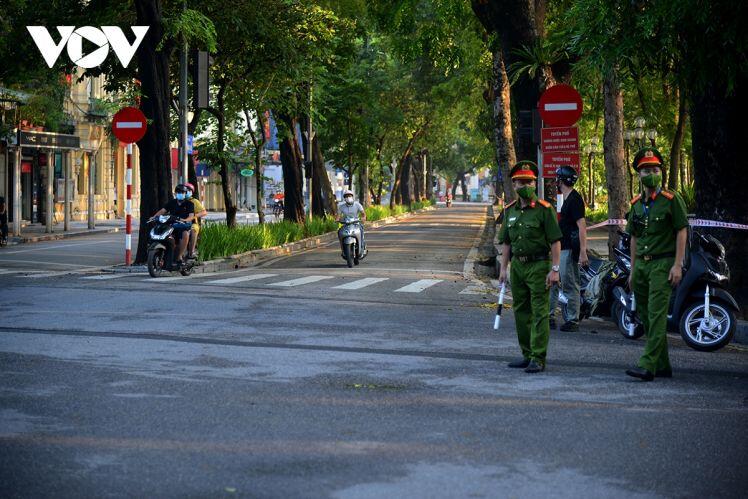 Ngày đầu Hà Nội áp dụng chỉ thị 16: Nơi vắng lặng như Tết, chỗ thì vẫn đông như thường