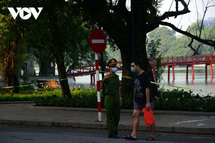 Ngày đầu Hà Nội áp dụng chỉ thị 16: Nơi vắng lặng như Tết, chỗ thì vẫn đông như thường