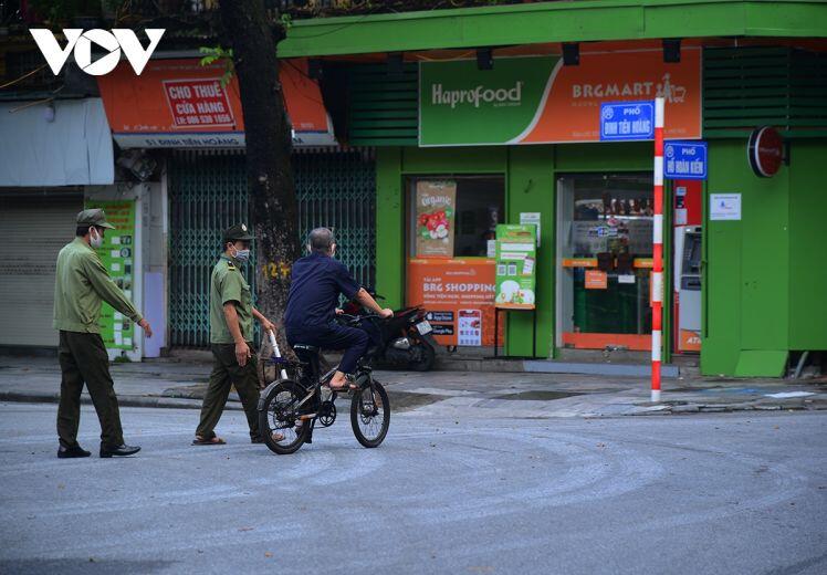 Ngày đầu Hà Nội áp dụng chỉ thị 16: Nơi vắng lặng như Tết, chỗ thì vẫn đông như thường