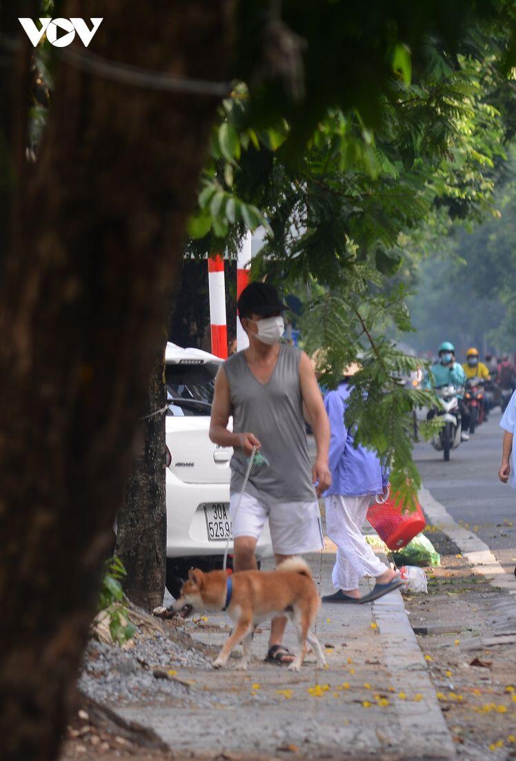 Ngày đầu Hà Nội áp dụng chỉ thị 16: Nơi vắng lặng như Tết, chỗ thì vẫn đông như thường