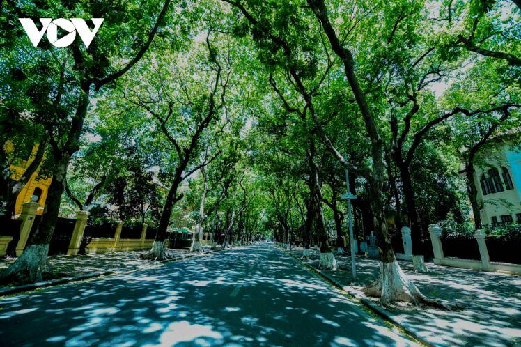 Ngày đầu Hà Nội áp dụng chỉ thị 16: Nơi vắng lặng như Tết, chỗ thì vẫn đông như thường