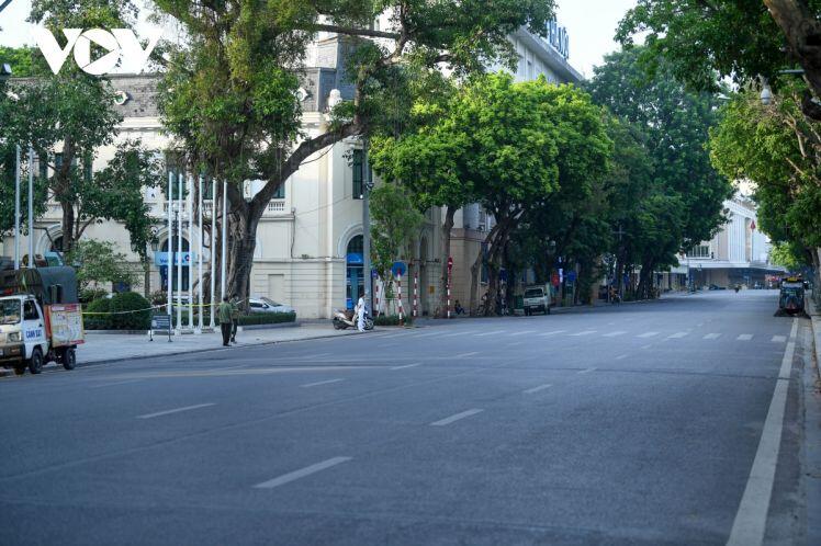 Ngày đầu Hà Nội áp dụng chỉ thị 16: Nơi vắng lặng như Tết, chỗ thì vẫn đông như thường
