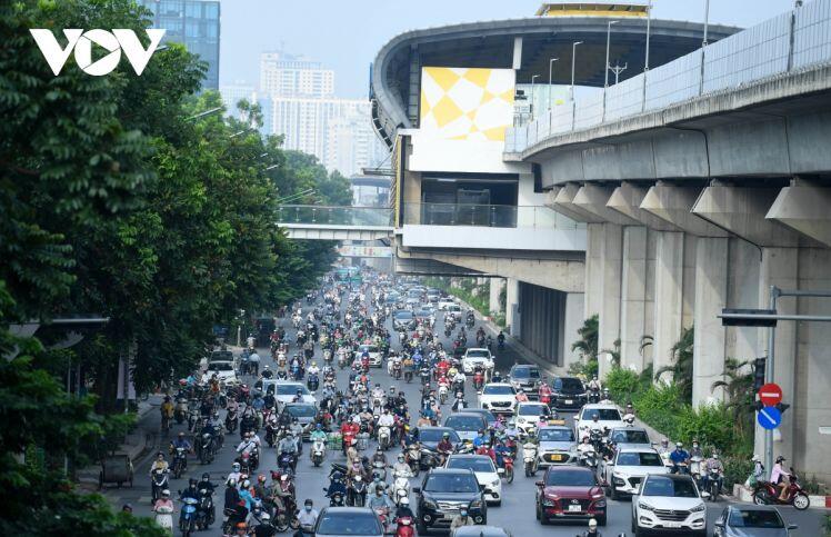 Ngày đầu Hà Nội áp dụng chỉ thị 16: Nơi vắng lặng như Tết, chỗ thì vẫn đông như thường
