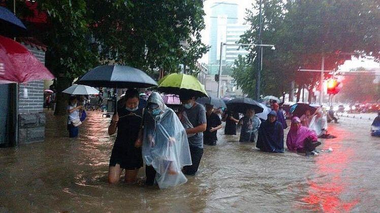 Hinh ảnh lũ lụt khủng khiếp hoành hành khắp thế giới