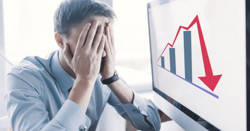 FOMO đu đỉnh 1.400, có nên bình quân giá xuống để gồng lỗ?