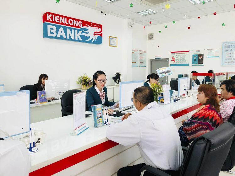 Tuyên bố giảm lãi để hỗ trợ DN khó khăn vì Covid-19, lợi nhuận 14 ngân hàng vẫn tăng "sốc"
