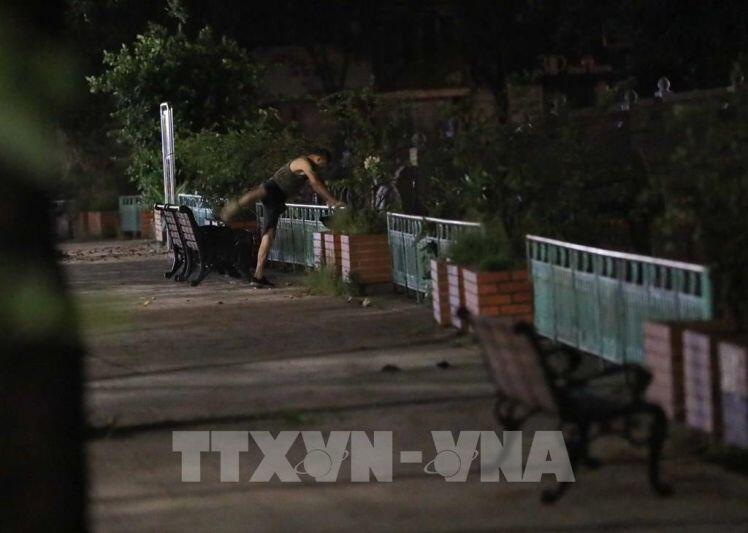 Ngày thứ 3 giãn cách xã hội, Hà Nội vẫn còn người vượt rào chắn tập thể dục nơi công cộng