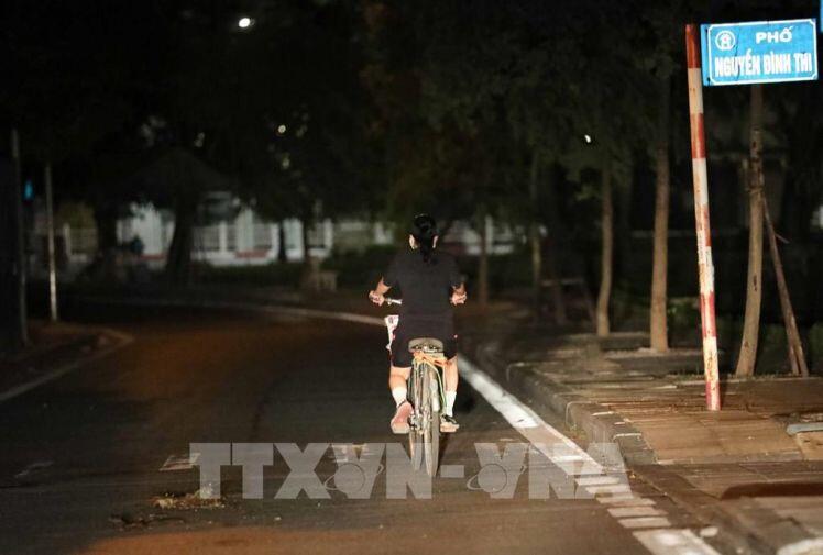 Ngày thứ 3 giãn cách xã hội, Hà Nội vẫn còn người vượt rào chắn tập thể dục nơi công cộng