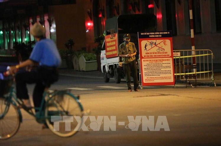 Ngày thứ 3 giãn cách xã hội, Hà Nội vẫn còn người vượt rào chắn tập thể dục nơi công cộng