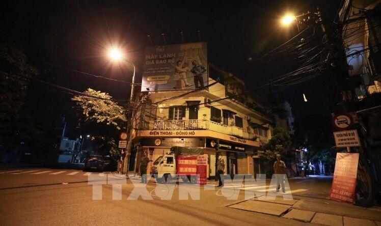 Ngày thứ 3 giãn cách xã hội, Hà Nội vẫn còn người vượt rào chắn tập thể dục nơi công cộng