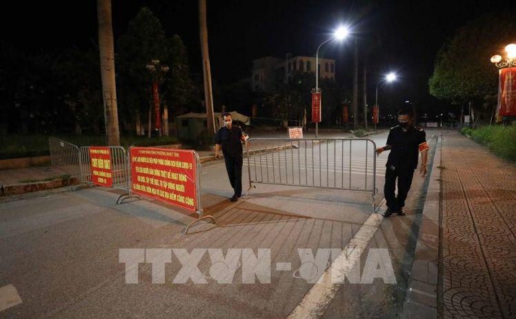 Ngày thứ 3 giãn cách xã hội, Hà Nội vẫn còn người vượt rào chắn tập thể dục nơi công cộng