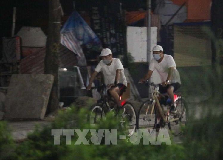 Ngày thứ 3 giãn cách xã hội, Hà Nội vẫn còn người vượt rào chắn tập thể dục nơi công cộng