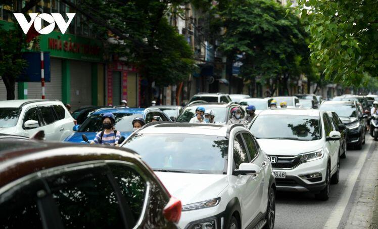 Người Hà Nội vẫn ra đường đông trong ngày đầu đi làm khi thực hiện giãn cách xã hội