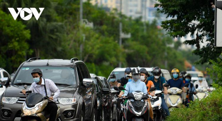 Người Hà Nội vẫn ra đường đông trong ngày đầu đi làm khi thực hiện giãn cách xã hội