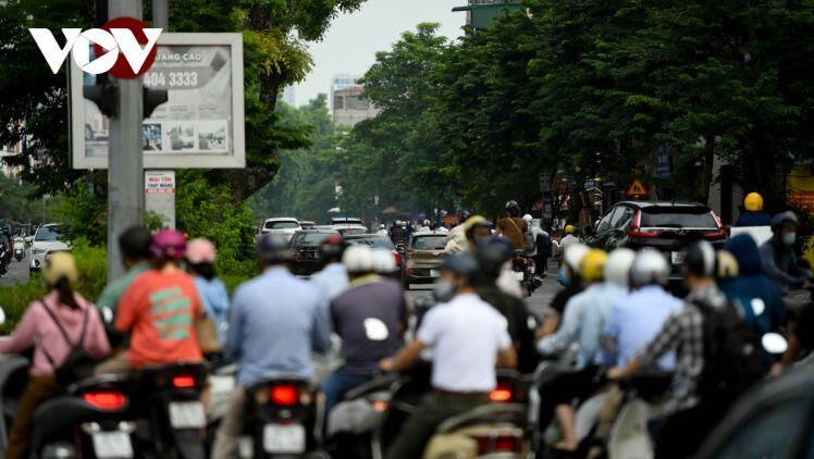 Người Hà Nội vẫn ra đường đông trong ngày đầu đi làm khi thực hiện giãn cách xã hội