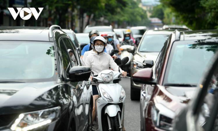 Người Hà Nội vẫn ra đường đông trong ngày đầu đi làm khi thực hiện giãn cách xã hội