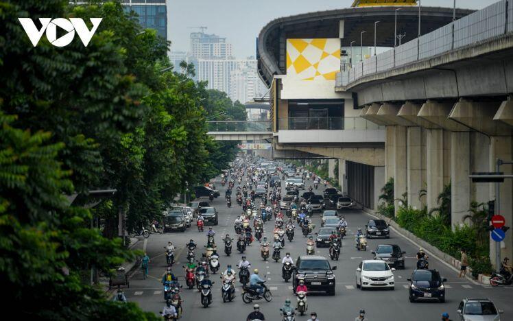 Người Hà Nội vẫn ra đường đông trong ngày đầu đi làm khi thực hiện giãn cách xã hội