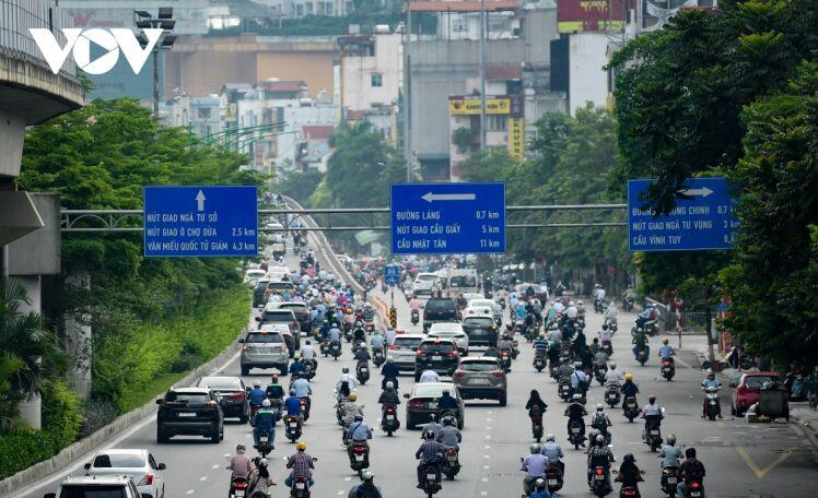 Người Hà Nội vẫn ra đường đông trong ngày đầu đi làm khi thực hiện giãn cách xã hội