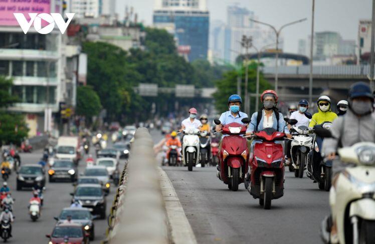 Người Hà Nội vẫn ra đường đông trong ngày đầu đi làm khi thực hiện giãn cách xã hội
