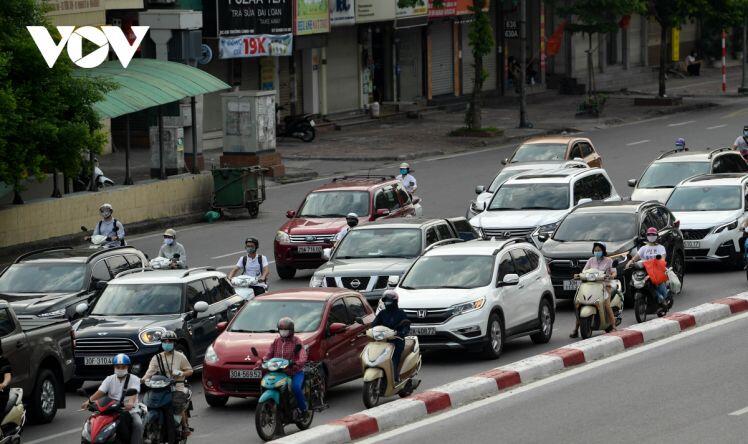 Người Hà Nội vẫn ra đường đông trong ngày đầu đi làm khi thực hiện giãn cách xã hội