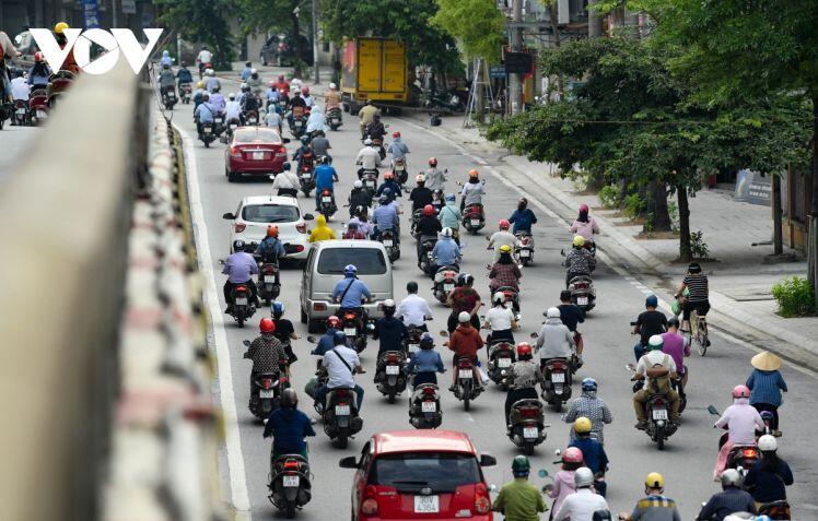Người Hà Nội vẫn ra đường đông trong ngày đầu đi làm khi thực hiện giãn cách xã hội