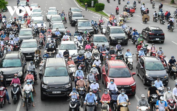 Người Hà Nội vẫn ra đường đông trong ngày đầu đi làm khi thực hiện giãn cách xã hội