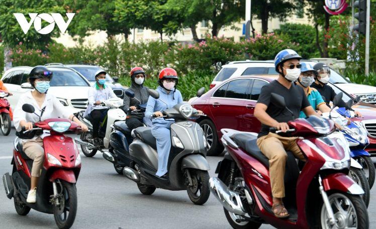 Người Hà Nội vẫn ra đường đông trong ngày đầu đi làm khi thực hiện giãn cách xã hội
