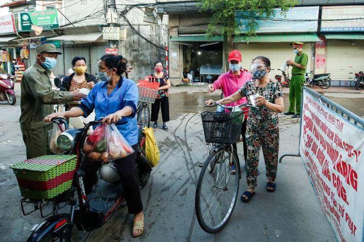 Chợ Hà Nội áp dụng tem phiếu: sinh viên, người lao động ở trọ đi chợ như thế nào?