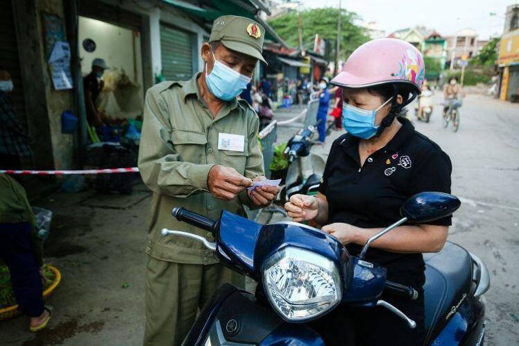 Chợ Hà Nội áp dụng tem phiếu: sinh viên, người lao động ở trọ đi chợ như thế nào?
