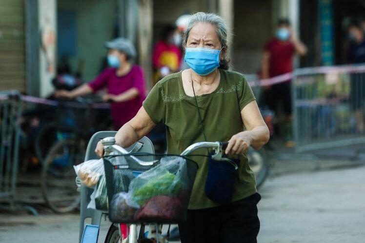 Chợ Hà Nội áp dụng tem phiếu: sinh viên, người lao động ở trọ đi chợ như thế nào?