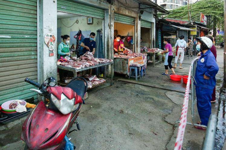 Chợ Hà Nội áp dụng tem phiếu: sinh viên, người lao động ở trọ đi chợ như thế nào?