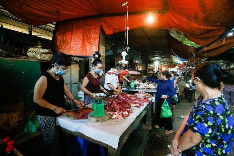 Chợ Hà Nội áp dụng tem phiếu: sinh viên, người lao động ở trọ đi chợ như thế nào?
