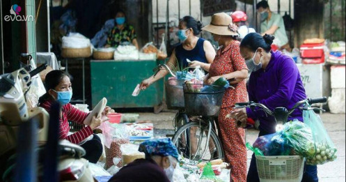 Chợ Hà Nội áp dụng tem phiếu: sinh viên, người lao động ở trọ đi chợ như thế nào?
